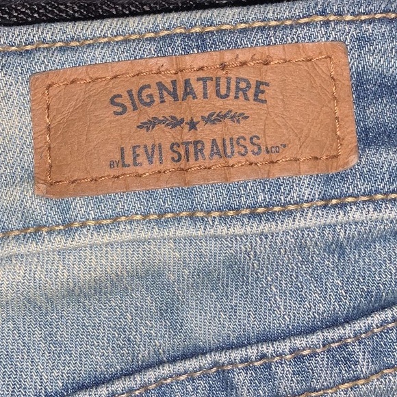 Signature Levi’s vintage boyfriend jeans size medium - Picture 3 of 4
